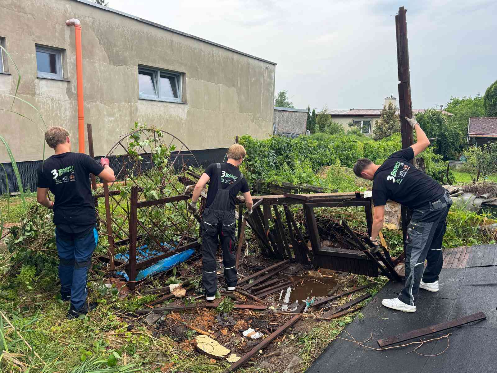 3 borci při práci na zahradě