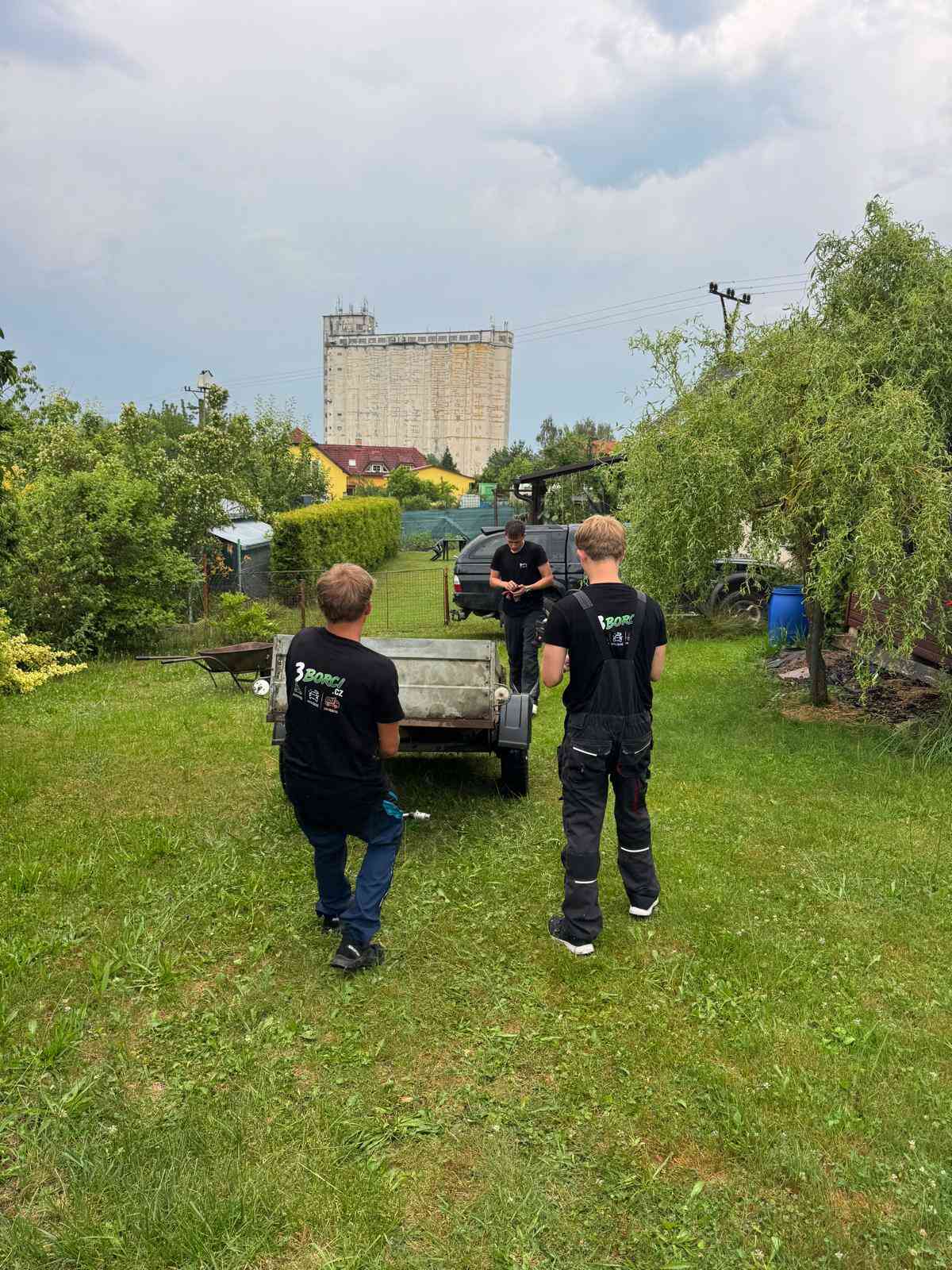 3 borci při vyklízení a likvidaci